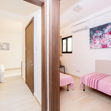 Islet Promenade Seafront Family Apartment With 2 Balconies By Getawaysmalta St. Paul's Bay Exterior foto
