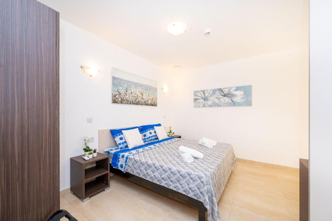Islet Promenade Seafront Family Apartment With 2 Balconies By Getawaysmalta St. Paul's Bay Exterior foto