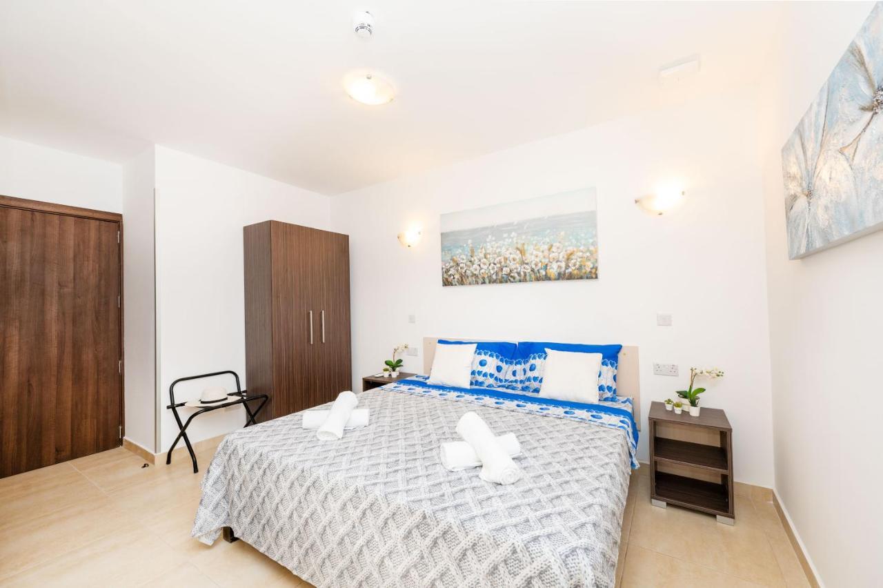 Islet Promenade Seafront Family Apartment With 2 Balconies By Getawaysmalta St. Paul's Bay Exterior foto
